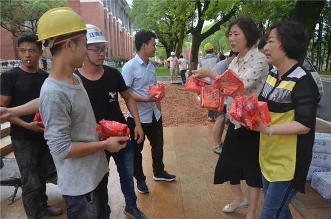 炎炎夏日送清涼，點滴關懷暖人心——城投集團各黨支部開展“送清涼”慰問一線員工活動