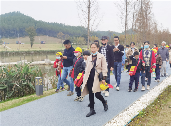 “千人市民觀察團”走進城投集團龍山湖公園、陶瓷產(chǎn)業(yè)加速基地等項目