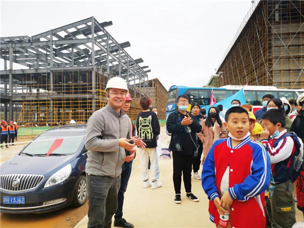 “千人市民觀察團”走進城投集團龍山湖公園、陶瓷產(chǎn)業(yè)加速基地等項目