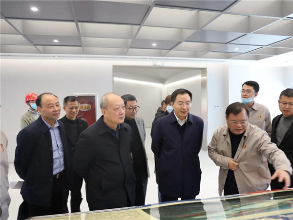 市委常委、常務副市長鄧永翔現(xiàn)場調研城投集團產(chǎn)業(yè)項目