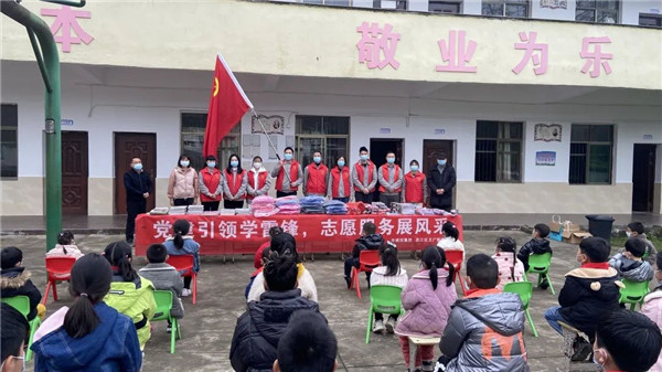市城投集團開展“黨建引領學雷鋒，志愿服務展風采”送溫暖活動