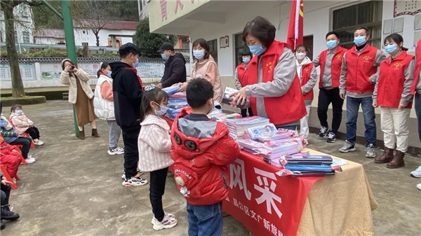 市城投集團開展“黨建引領學雷鋒，志愿服務展風采”送溫暖活動